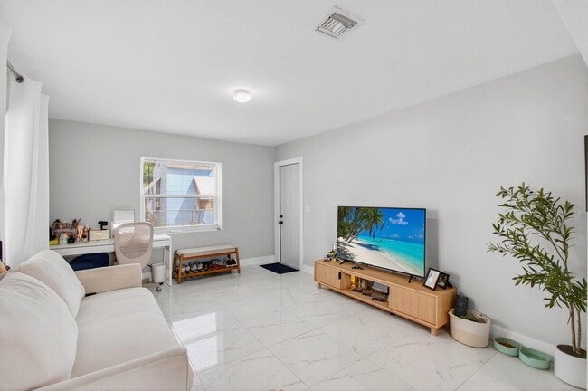 Building Photo - 614 N E St