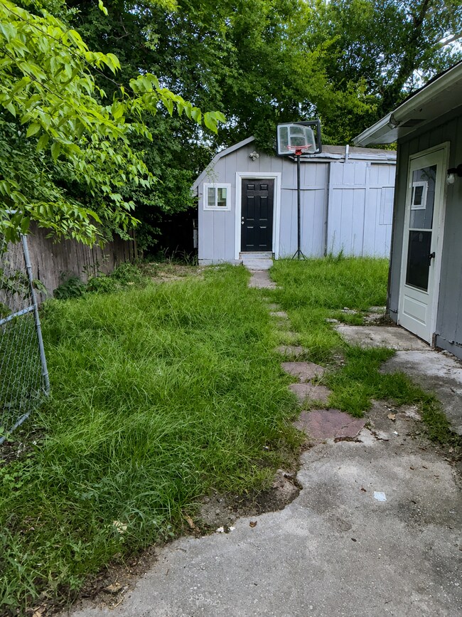 Building Photo - 2435 Thrasher Ave