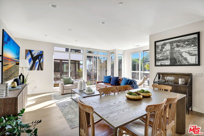 Building Photo - 1414 1/2 N Stanley Ave