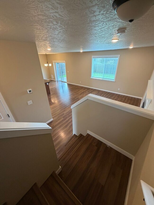 Building Photo - Must See 4 Bedroom!