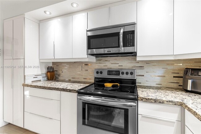 Building Photo - 9200 N Hollybrook Lake Dr