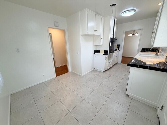 Building Photo - 4 Bdrm/2 Bath Home w/Garage and Yard in Fu...