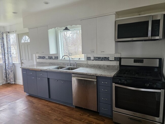 Building Photo - Spacious 2-Bedroom, 1-Bathroom Home – $1,300/Month | Move-In Special Available