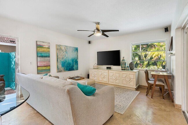 Family room - 2535 NW 41st St