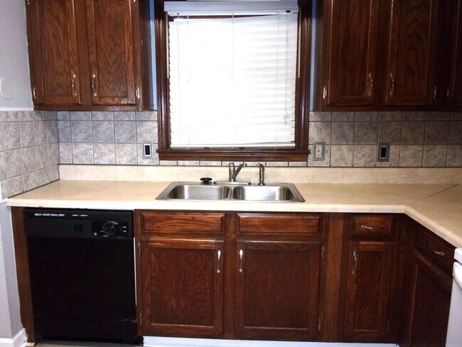 Building Photo - 589 Cedarvilla Dr