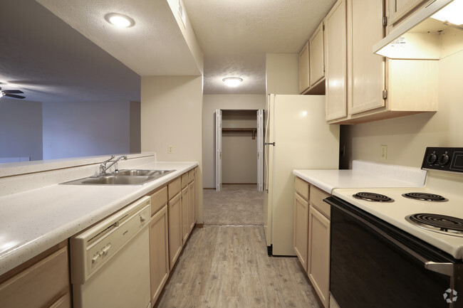 2 BR, 2 BA - Kitchen - The Apartments At Oakbrook Court