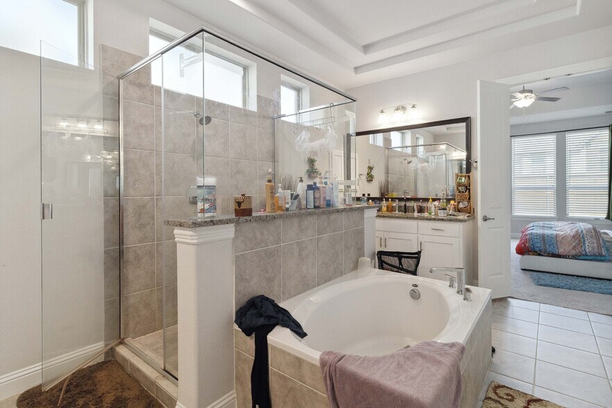 Building Photo - 566 Westwood Way Dr