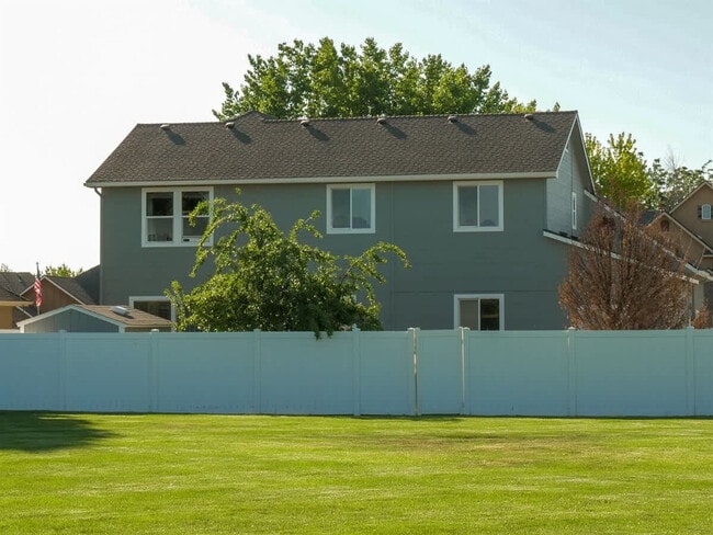 Building Photo - 151 Cub St W