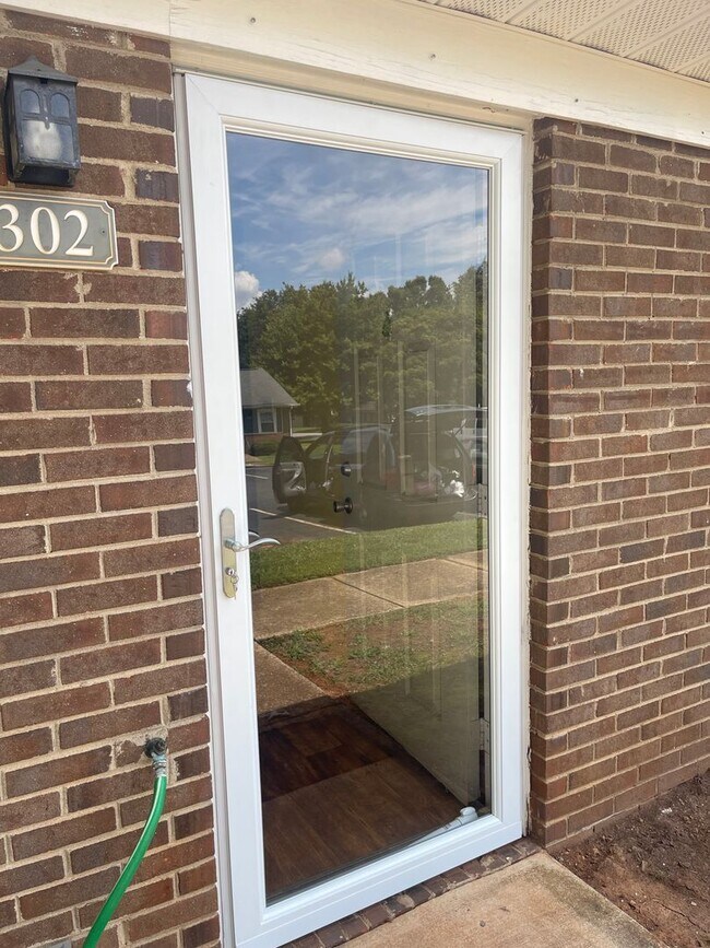 Building Photo - 302 Kentucky Dr