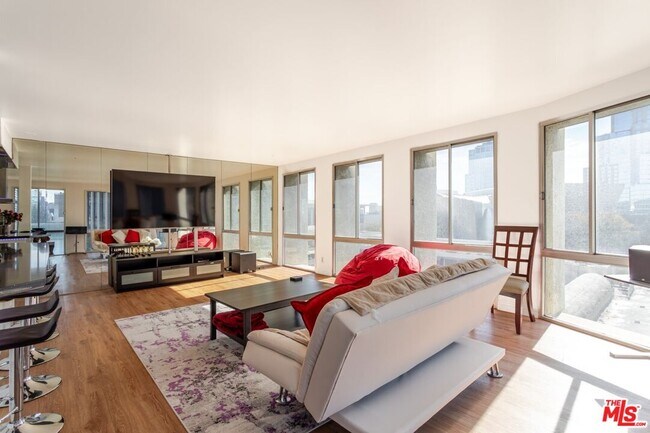 Building Photo - 800 W 1st St