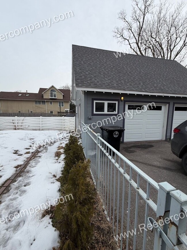 Building Photo - Beautifully updated 3 bed 2 bath house in Miller Beach.