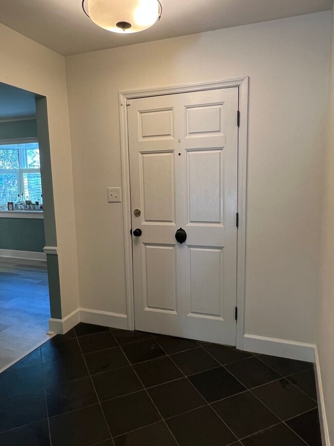 Building Photo - Updated Old Woodlands Plantation Home with Fenced Yard