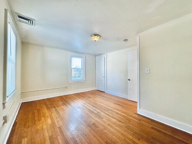 Building Photo - 179 Bradley St