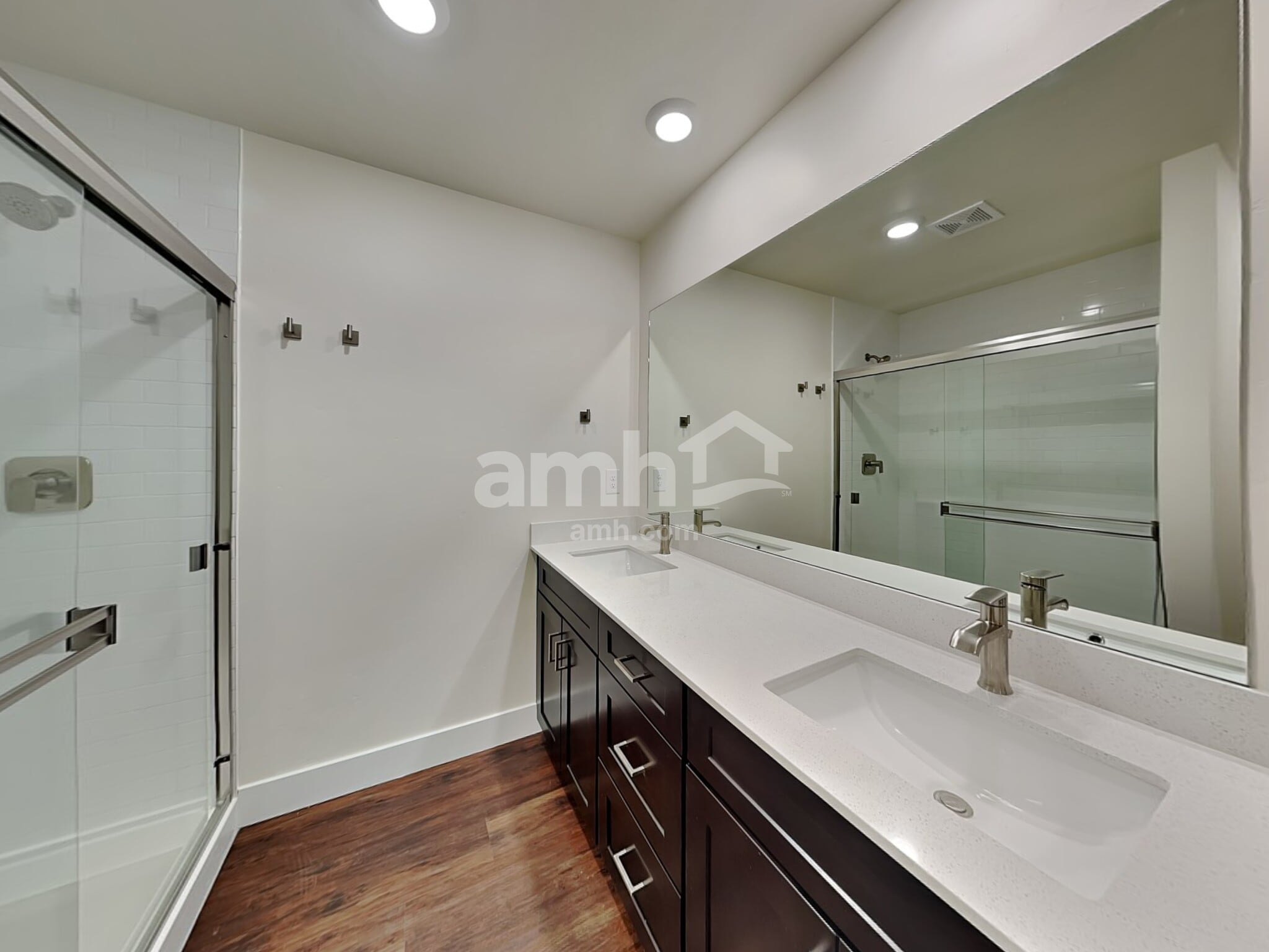 Building Photo - 752 S Rocker Ave