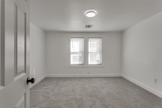 Building Photo - 2421 NW 18th St
