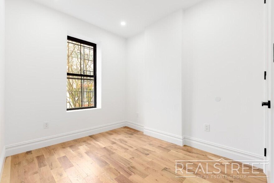 Building Photo - STUNNING 4.5+ BED 3 BATH DUPLEX + YARD IN ...
