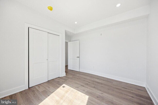 Building Photo - 1350 N Front St