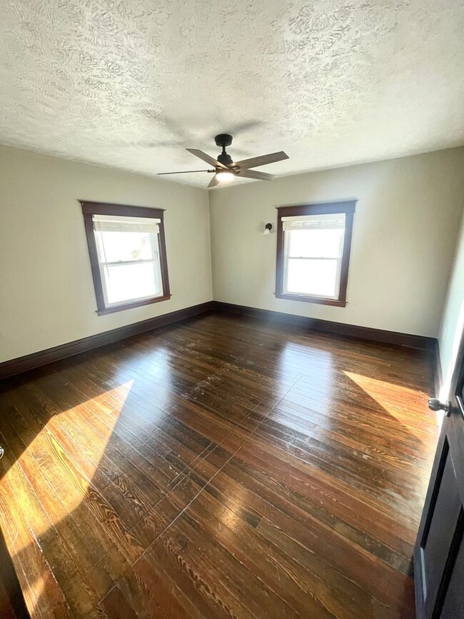 Building Photo - Large historic 6 bedroom 3 bathroom in Blackstone!