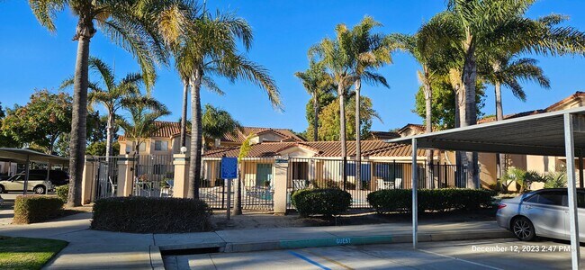 Building Photo - Centrally Located Las Palmas Upstairs Cond...
