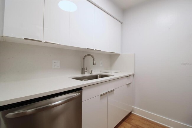 Building Photo - 3331 N Westmoreland Dr