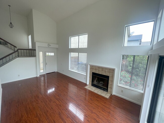 Primary Photo - $3,490 - GORGEOUS THREE BEDROOM REMODELED ...
