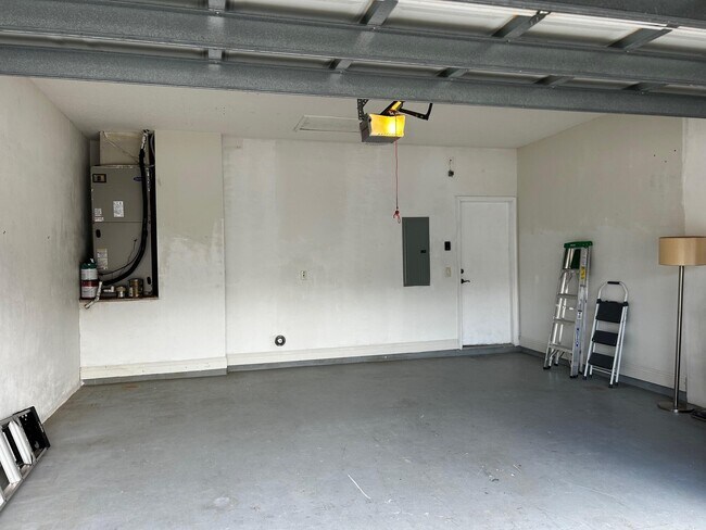 Building Photo - 7458 Via Luria