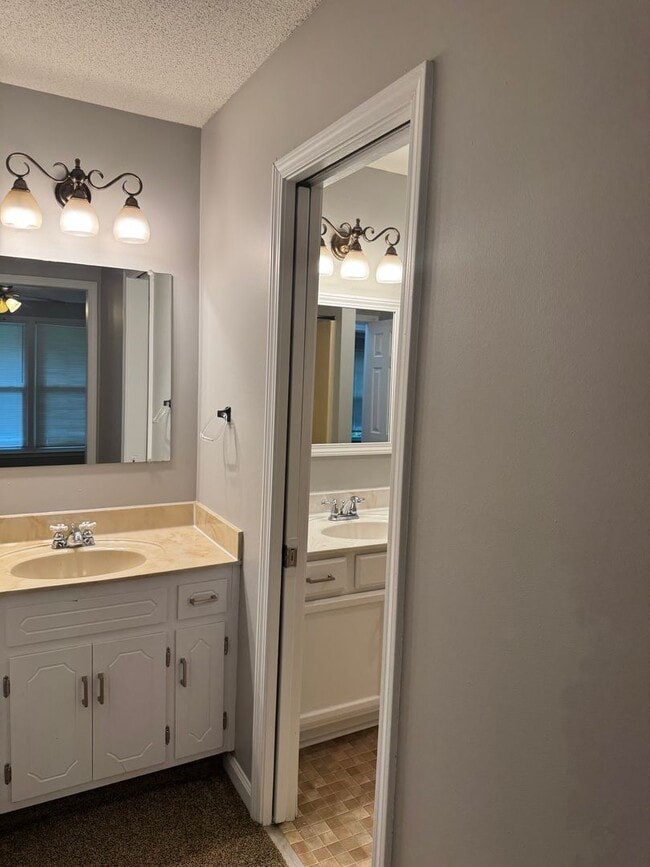 Building Photo - Exit 8! Rossview School. 4 Bed/2 Bath over 1700 Sq.ft!