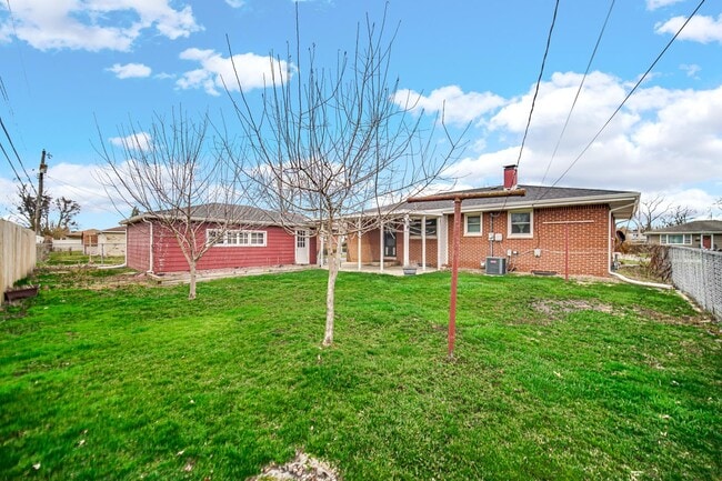 Building Photo - 944 N Jay Ave