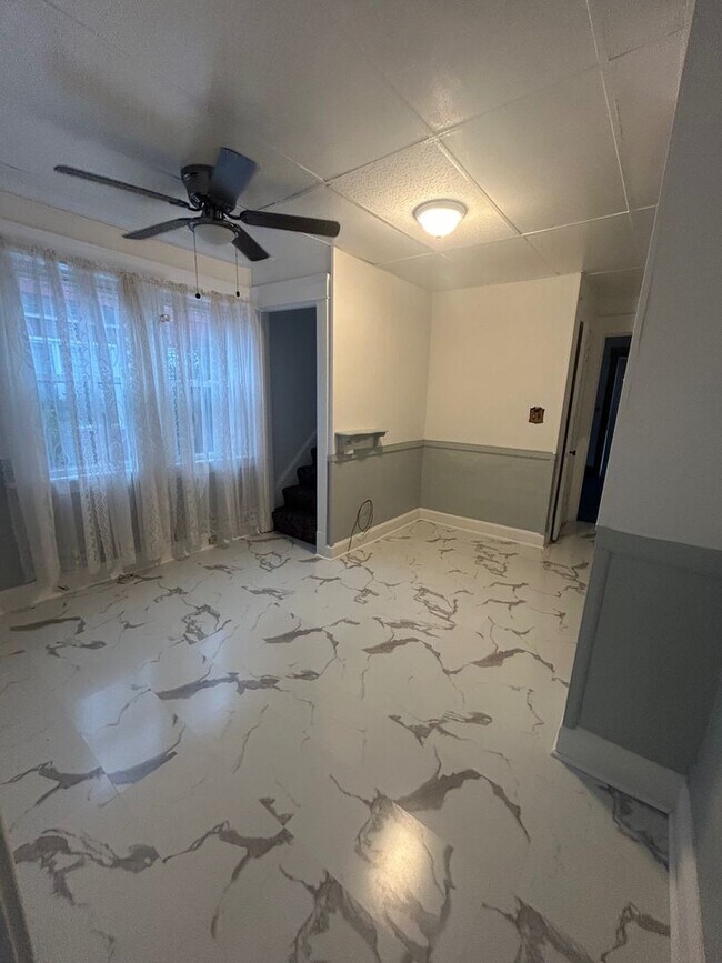 Building Photo - Charming 3-Bedroom Property in Prime Location