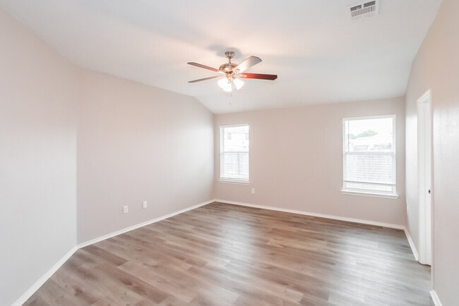 Building Photo - 605 Canyon Pl
