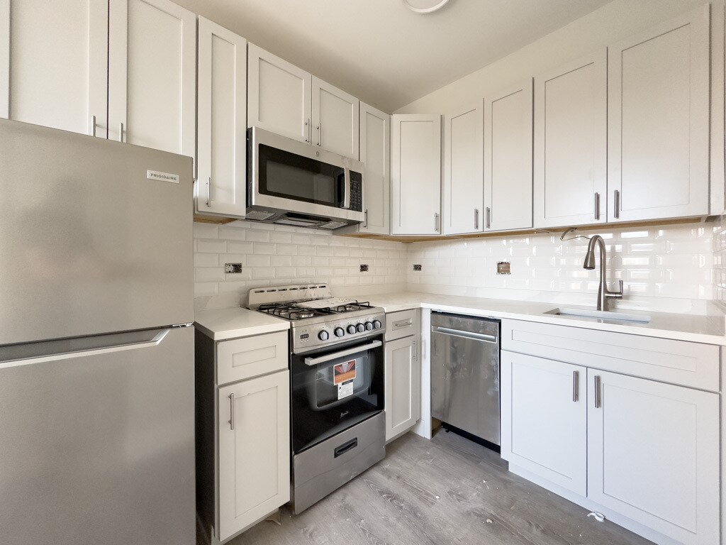 Building Photo - 510 W Belmont Ave