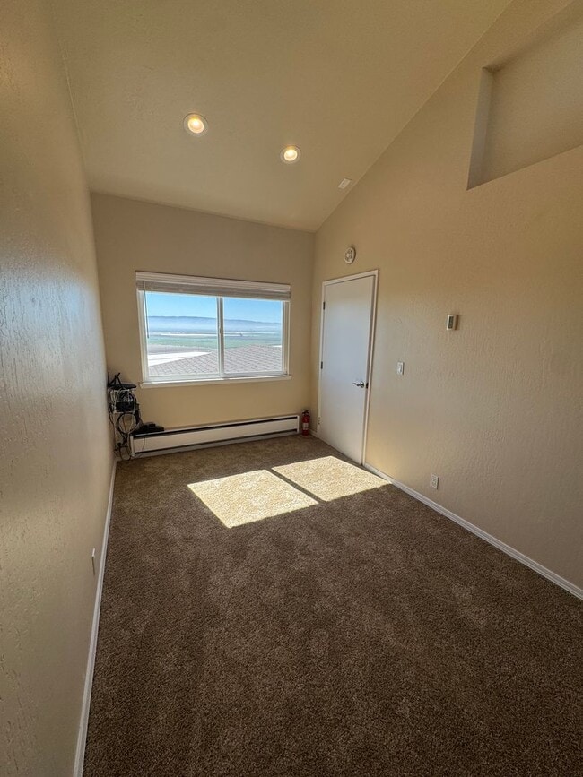 Building Photo - 3-Bedroom Home with Spectacular Views and ...
