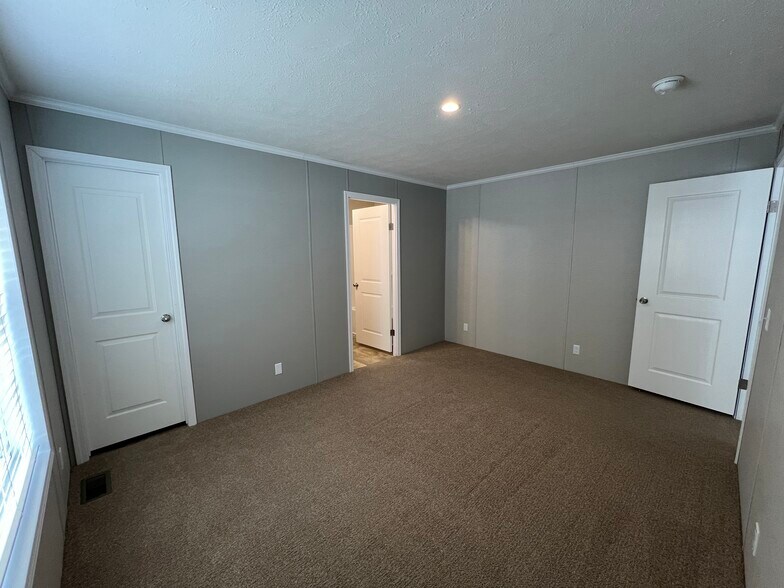 Building Photo - 15856 Marentette Dr
