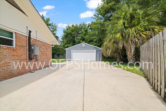 Building Photo - 1112 Coral Dr