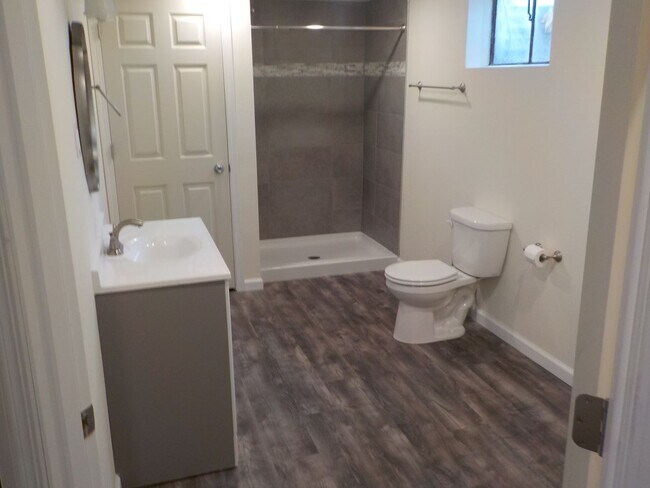 Building Photo - 909 Highland Dr