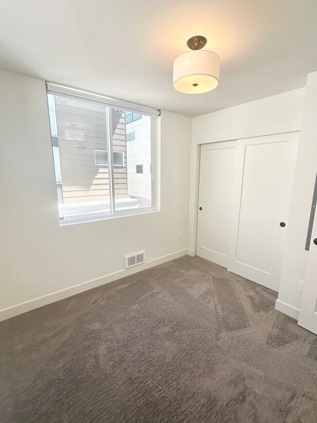Building Photo - Just listed! Modern 2-bed, 2-bath Townhome...