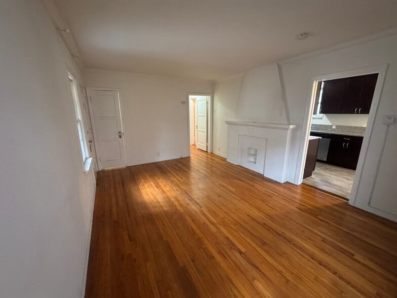 Building Photo - 5767 San Vicente Blvd