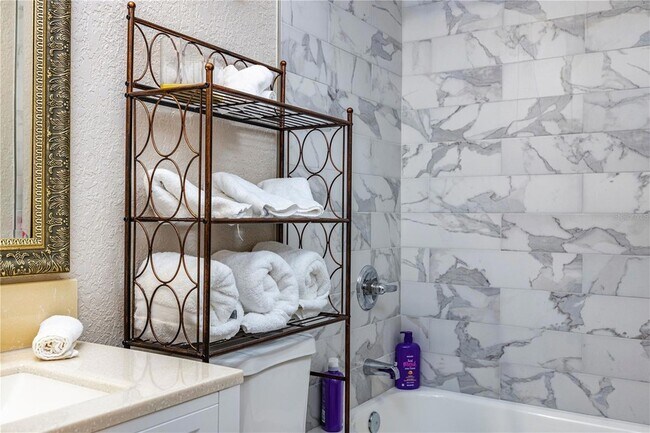 Building Photo - 113 W Adalee St