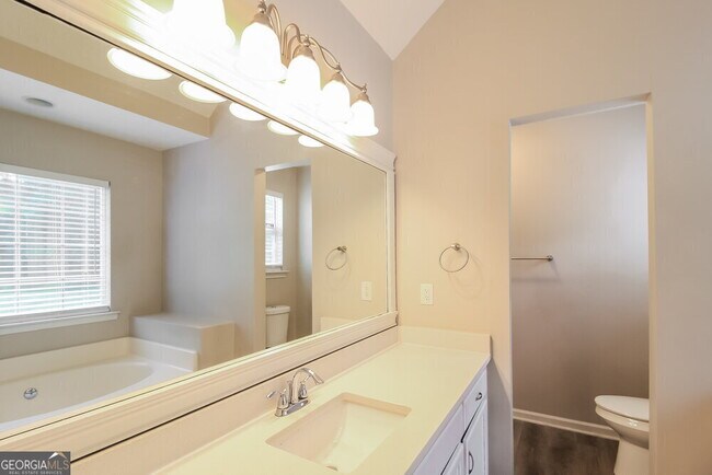 Building Photo - 25 Woodland Dr