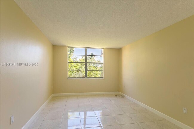 Building Photo - 13120 SW 92nd Ave