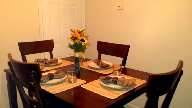 Building Photo - Oak Tree Village