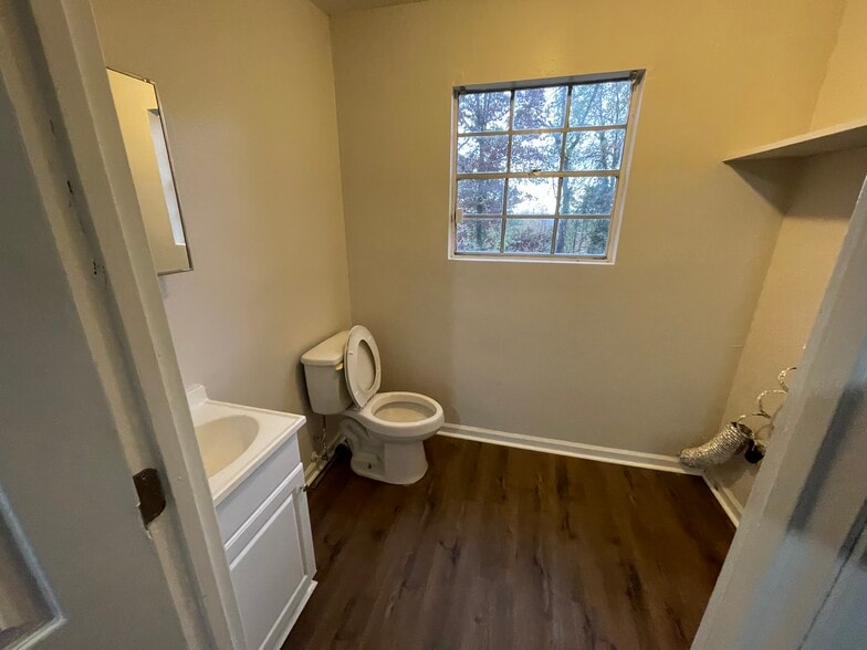 Building Photo - 728 Sylvan Dr