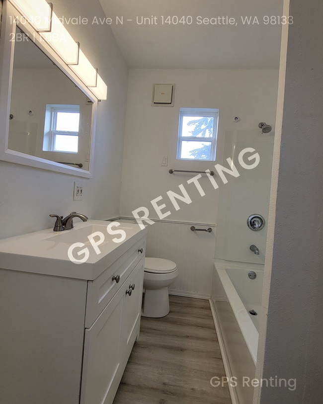 Building Photo - Nicely Remodel Home sitting in prime Everg...