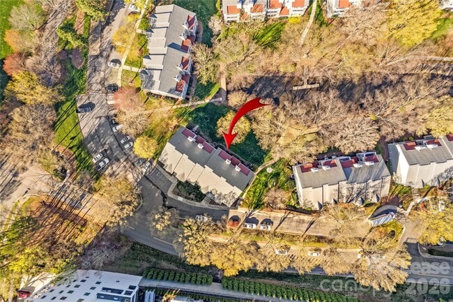 Building Photo - 19843 Henderson Rd