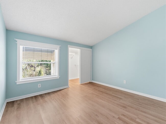 Building Photo - Absolutely stunning executive 2/1.5 townhome in South Tampa