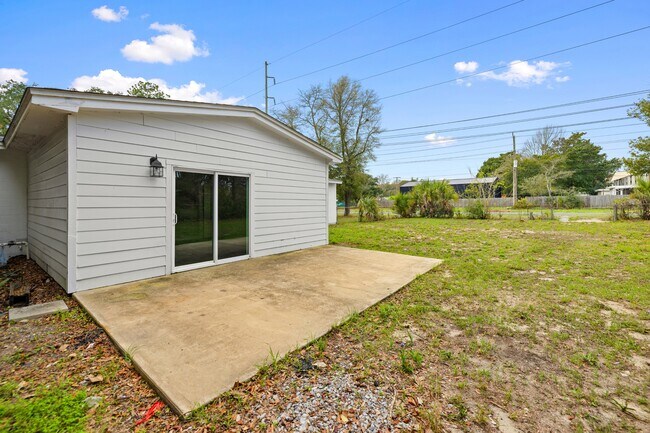 Building Photo - 200 Spencer Dr