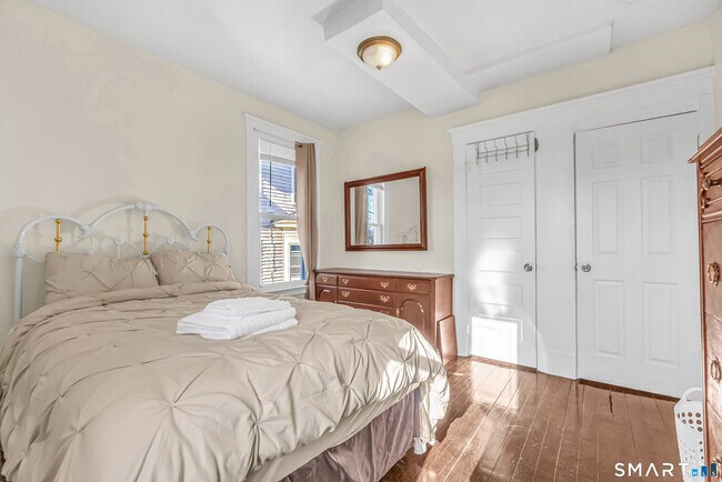 Building Photo - 766 George St