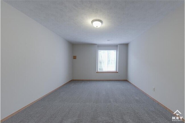 Building Photo - 565 N Bristol Ct