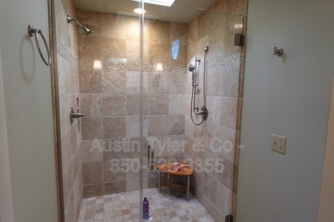 Building Photo - 444 Silver Lake N