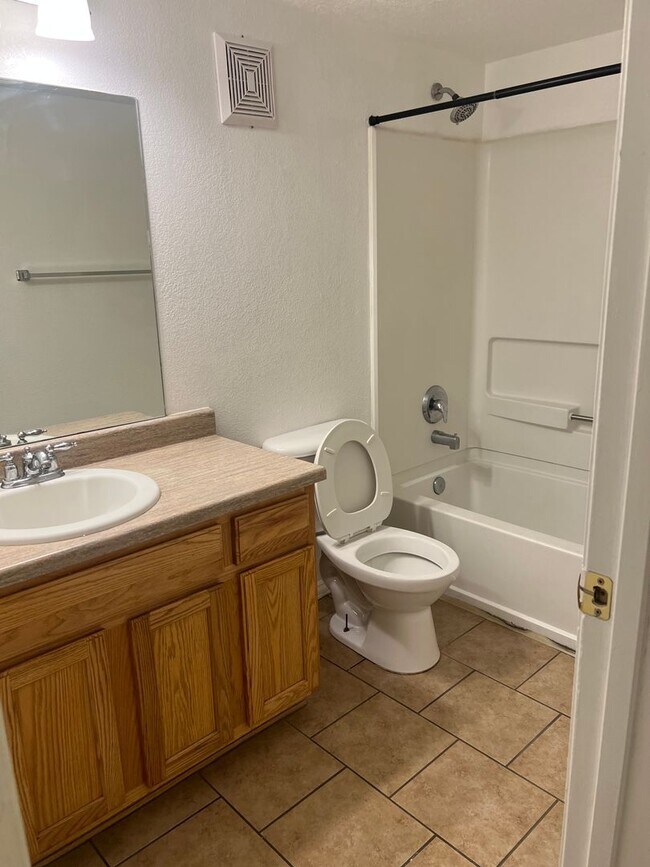 Building Photo - Spacious 4 Bedroom Home Ready for Immediat...